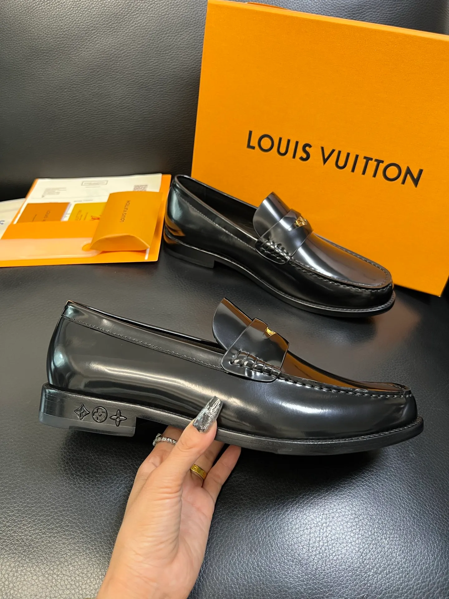 Men's shoes 💰920 Lv high quality top crafts Louis Vuitton leather shoes counter synchronized with original factory configuration, uppers imported from Italy, imported water-dyed cowhide lining, soles: original genuine leather soles specially provided by the original factory, original factory and single goods, welcome to compare, code number 39-44 (customized 38 45 46)